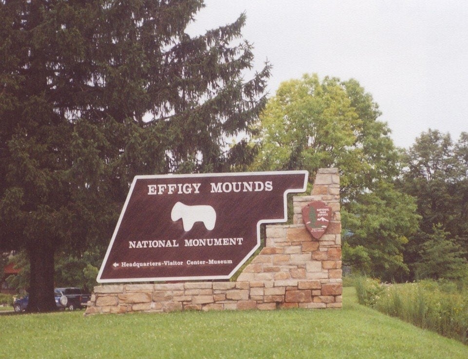 Effigy mounds sign in woods