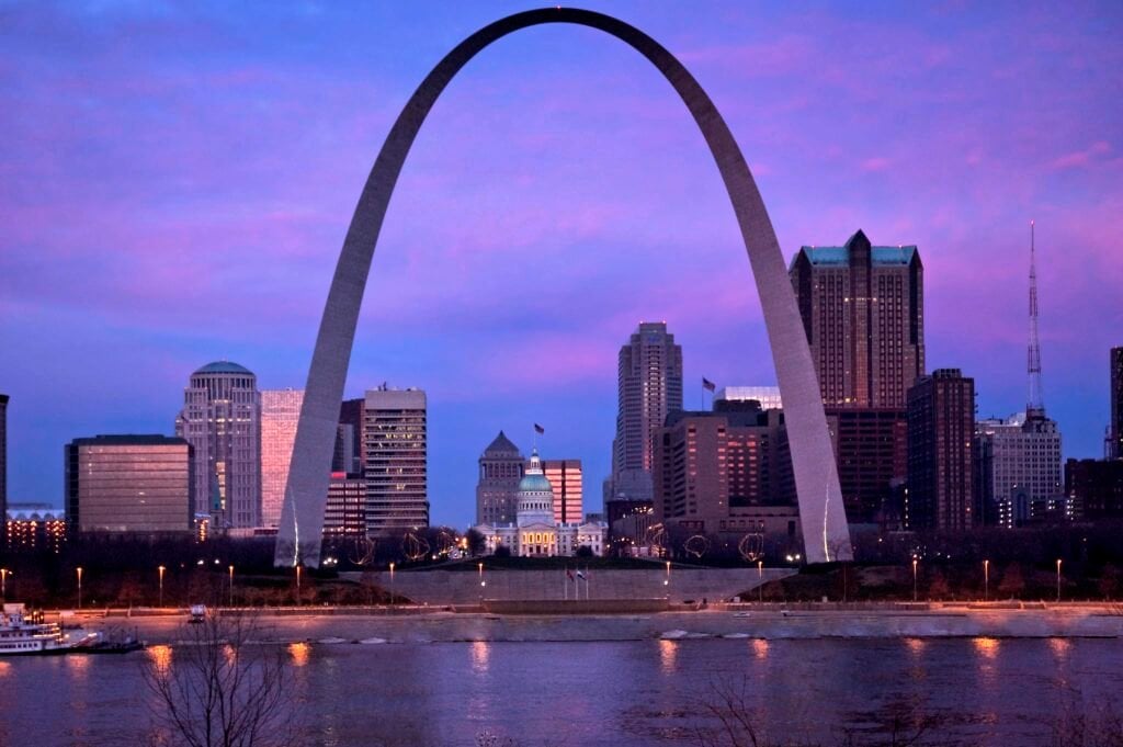gateway arch with St. Louis Skyline in background